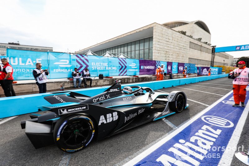 La medaglia d'oro olimpica Sir Chris Hoy a bordo della FIA ABB Formula E track car 