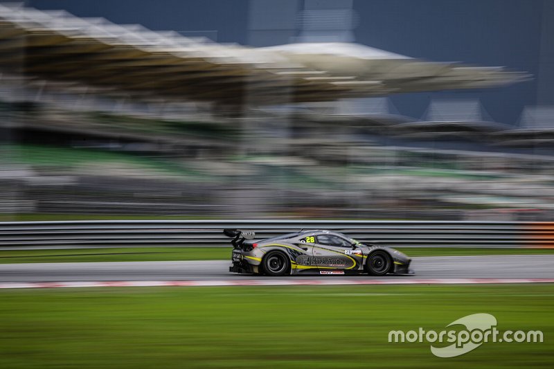 #28 HubAuto Corsa Ferrari 488 GT3: Andrew Haryanto