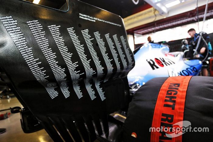 Detalle del alerón de Williams con el nombre de los miembros del equipo