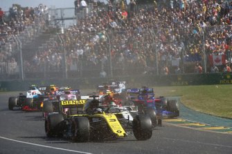 Daniel Ricciardo, Renault F1 Team R.S.19, breaks his front wing at the start