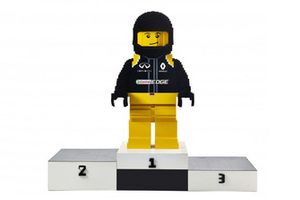 Pilota Lego del Team Renault, sul podio