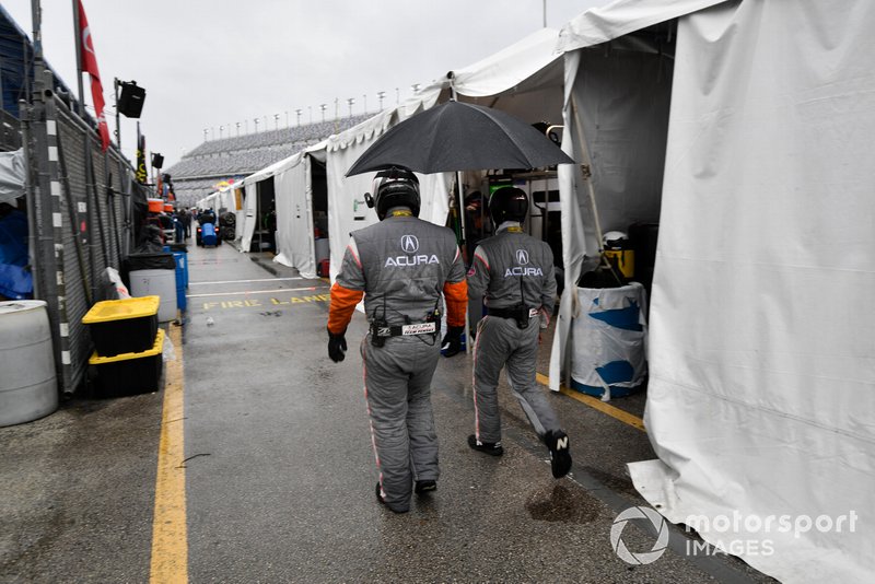 Acura crew staying dry.