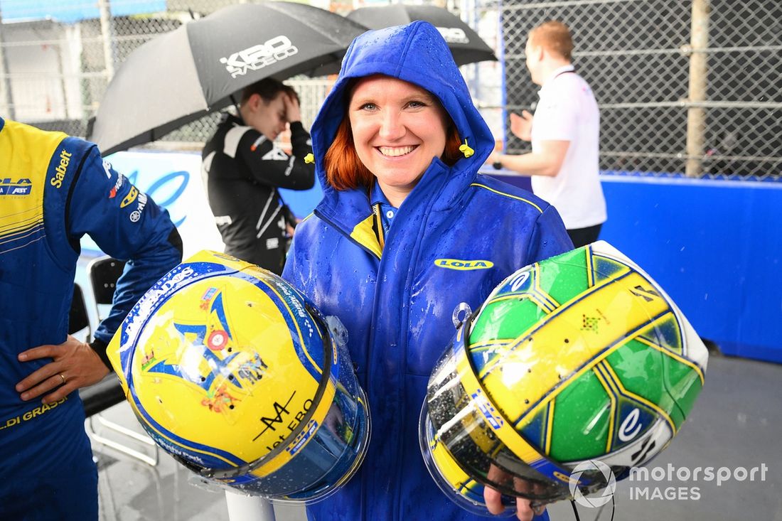 Un miembro del equipo Lola Yamaha ABT Fórmula E sostiene los cascos de los pilotos