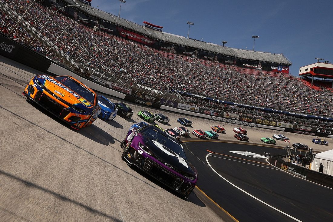 Alex Bowman, Hendrick Motorsports Chevrolet, Ricky Stenhouse Jr., Hyak Motorsports Chevrolet