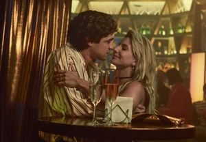 Gabriel Leone como Ayrton Senna, Julia Foti como Adriane Galisteu en Senna