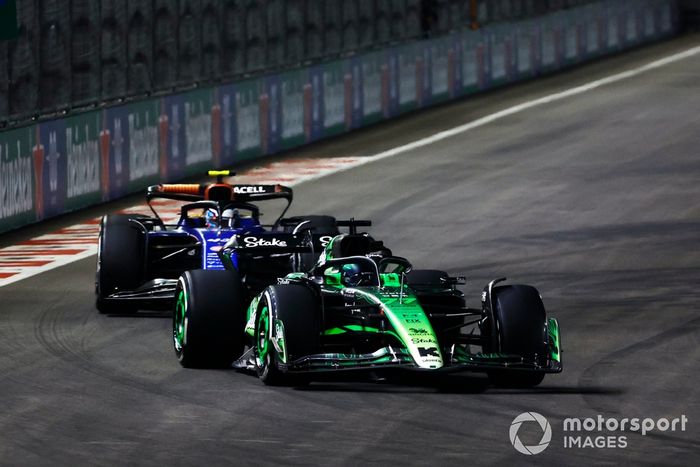 Valtteri Bottas, Stake F1 Team KICK Sauber C44, lucha con Franco Colapinto, Williams FW46