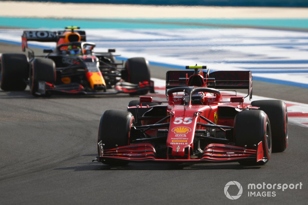 Carlos Sainz Jr., Ferrari SF21, Sergio Perez, Red Bull Racing RB16B