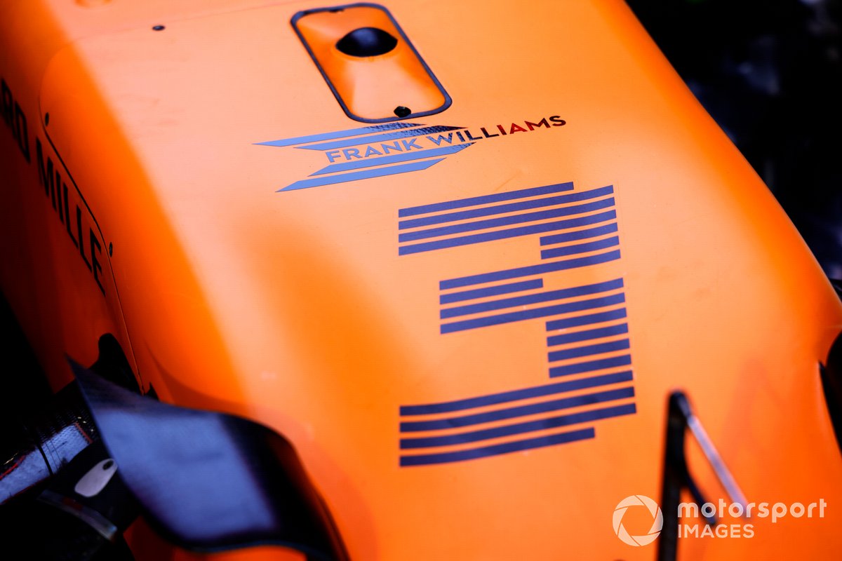 Daniel Ricciardo, McLaren MCL35M avec un hommage à Frank Williams