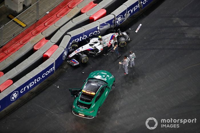 Los comisarios asisten al accidente de Mick Schumacher, Haas VF-21