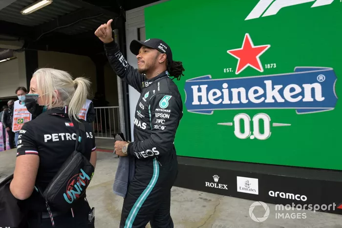 Ganador de la pole  para la carrera sprint Lewis Hamilton, de Mercedes, y Angela Cullen, fisioterapeuta de Lewis Hamilton, en el Parc Ferme