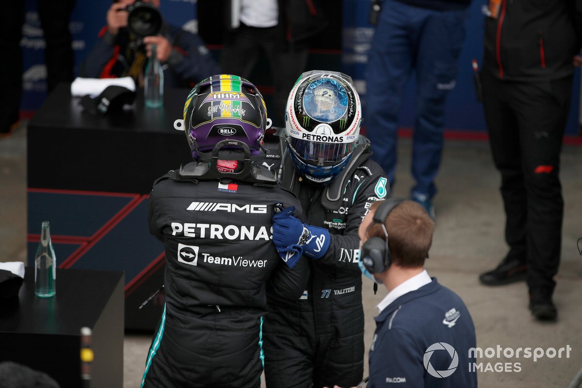 Lewis Hamilton, de Mercedes, celebra con su compañero de equipo Valtteri Bottas, de Mercedes, tras conseguir la pole para la carrera Sprint