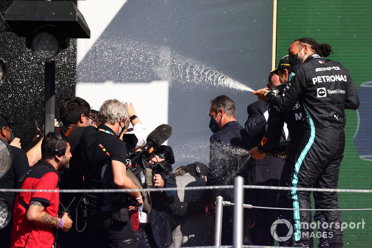 Podio: Lewis Hamilton, de Mercedes, 2ª posición, y Sergio Pérez, de Red Bull Racing, 3ª posición, celebra