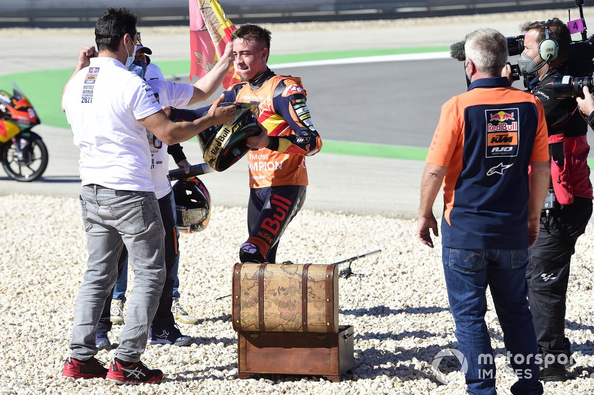 El ganador de la carrera y campeón del mundo Pedro Acosta, Red Bull KTM Ajo