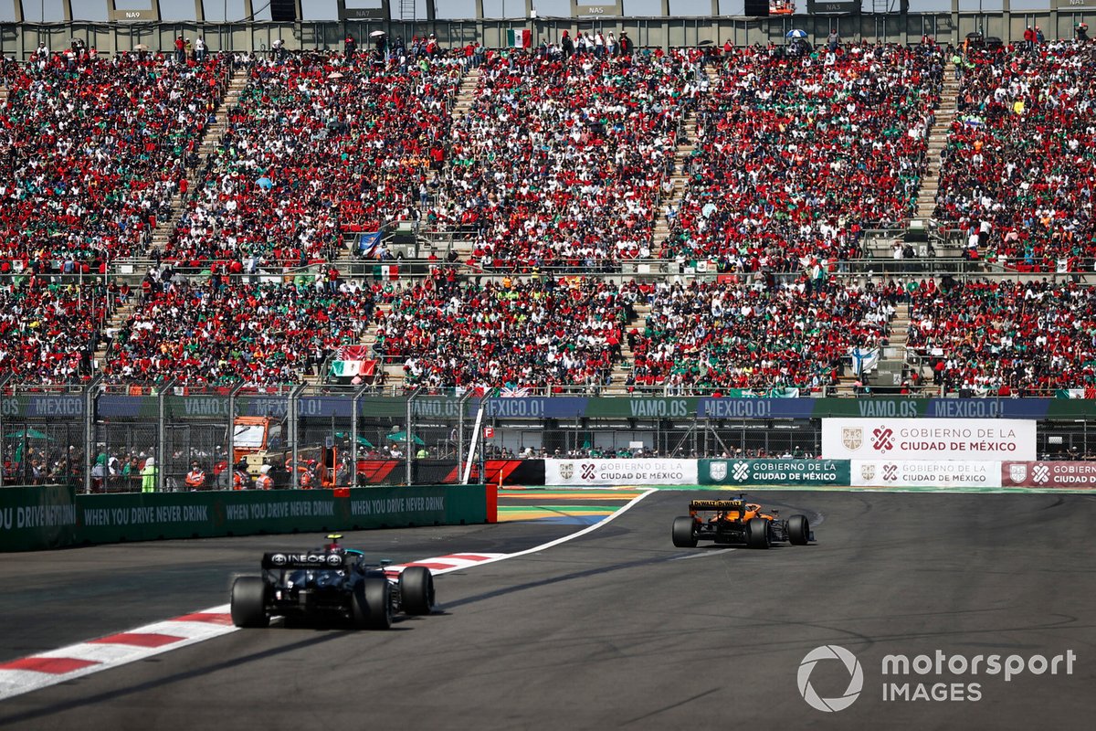 Daniel Ricciardo, McLaren MCL35M, Valtteri Bottas, Mercedes W12