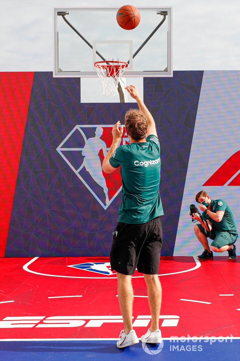 Sebastian Vettel, Aston Martin gioca a basketball
