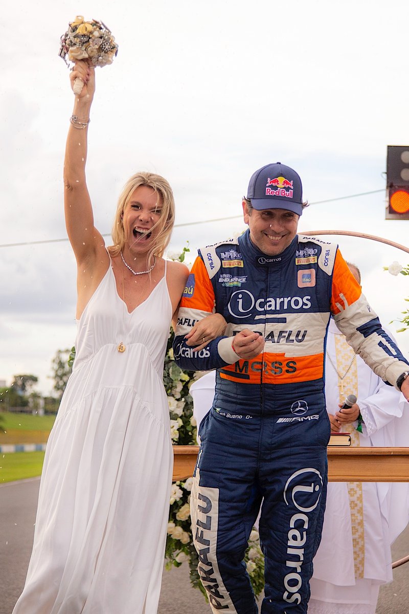 Cacá Bueno renova votos de casamento no autódromo com esposa Talita