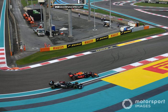 Lewis Hamilton, de Mercedes, y Max Verstappen, de Red Bull Racing, luchan por el liderato 