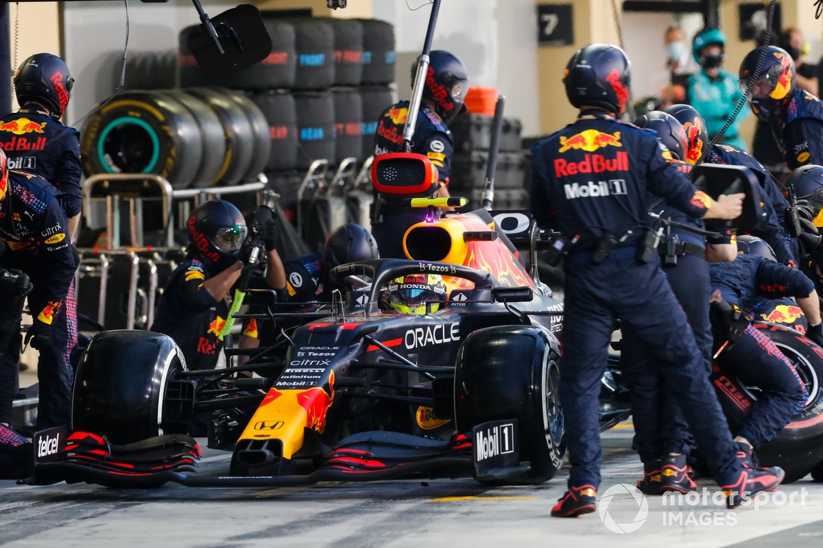 Sergio Pérez, Red Bull Racing RB16B, en boxes