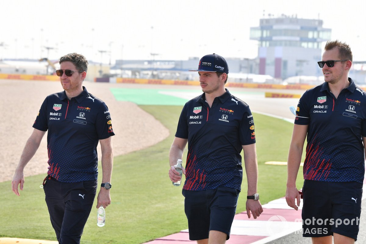 Max Verstappen, Red Bull Racing cammina in pista 