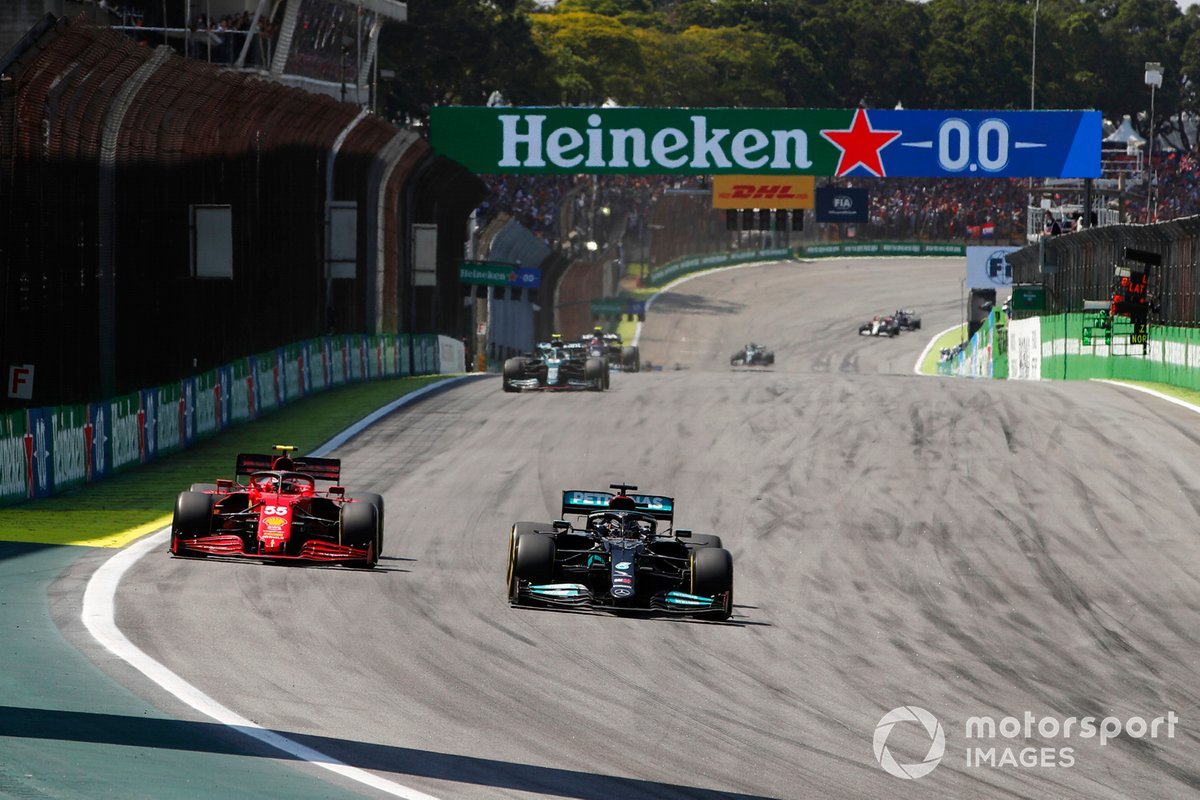 Lewis Hamilton, Mercedes W12, Carlos Sainz Jr, Ferrari SF21, e Sebastian Vettel, Aston Martin AMR21