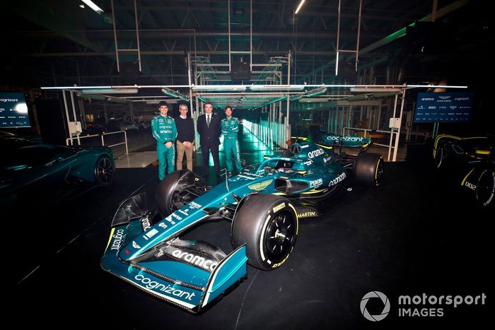 Lance Stroll, Aston Martin, Mike Krack, director del equipo Aston Martin, Andy Stevenson, director deportivo de Aston Martin y Sebastian Vettel, Aston Martin 