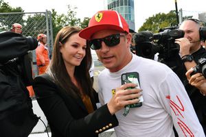 Le poleman Kimi Raikkonen, Ferrari fête sa pole position dans le Parc Fermé avec sa femme Minttu Virtanen