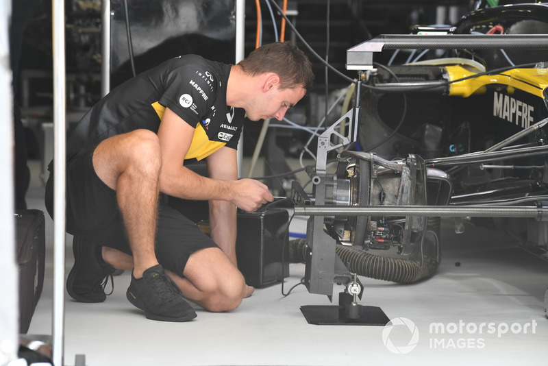 Un mécanicien de Renault Sport F1 Team travail sur le moyeu de roue avant d'une Renault Sport F1 Team R.S. 18