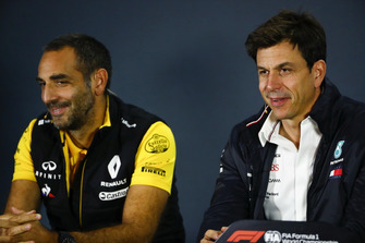 Cyril Abiteboul, Direktör, Renault Sport F1 Team ve Toto Wolff, Mercedes AMG F1 Motorsporları Direktörü, basın toplantısında