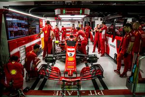 Sebastian Vettel, Ferrari SF71H, nel garage