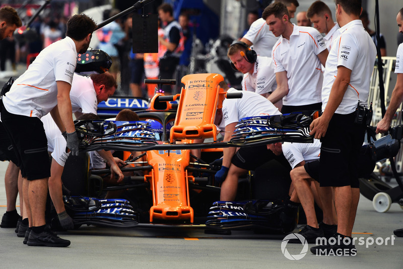 Nose change for Fernando Alonso, McLaren MCL33