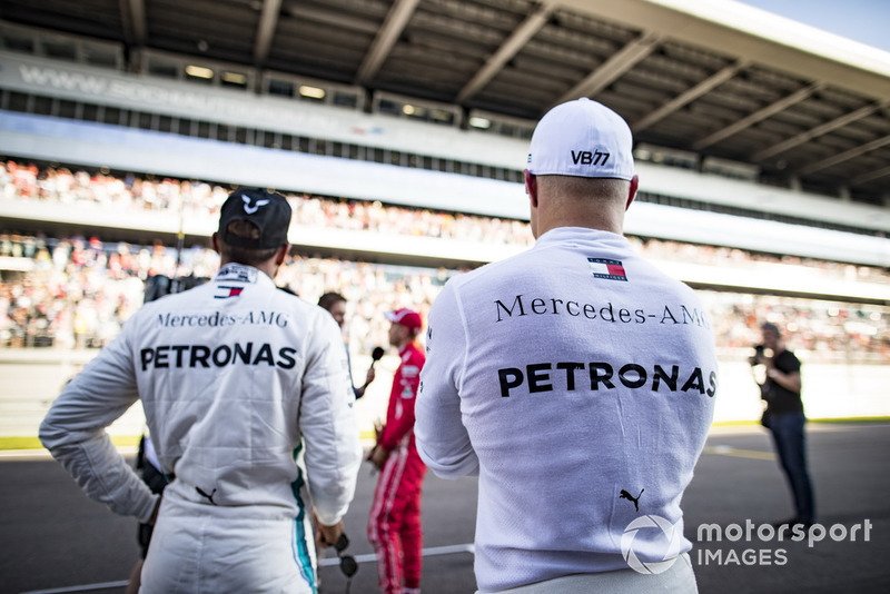 Pole sitter Valtteri Bottas, Mercedes AMG F1, and Lewis Hamilton, Mercedes AMG F1, Sebastian Vettel, Ferrari