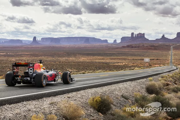 Daniel Ricciardo, Red Bull Racing in Monument Valley