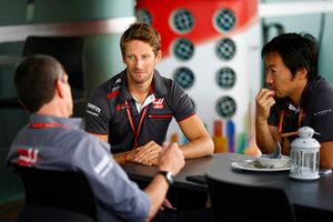Romain Grosjean, Haas F1 Team, in gesprek met Guenther Steiner, Teambaas Haas F1 Team