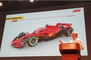 Ross Brawn met de conceptwagen voor het F1-seizoen 2021