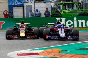 Daniel Ricciardo, Red Bull Racing RB14, et Pierre Gasly, Toro Rosso STR13, roue dans roue