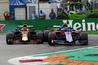 Daniel Ricciardo, Red Bull Racing RB14, et Pierre Gasly, Toro Rosso STR13, roue dans roue