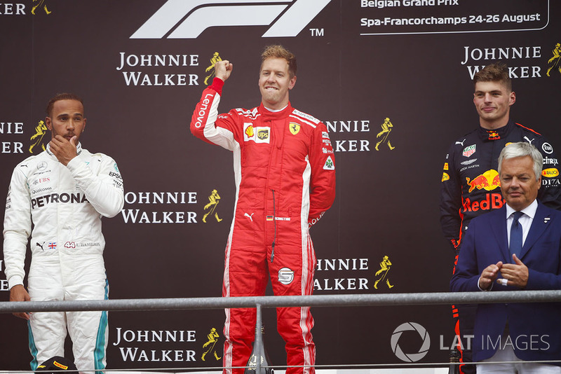 Zwycięzca Sebastian Vettel, Ferrari, świętuje na podium, po bokach Lewis Hamilton, Mercedes AMG F1, i Max Verstappen, Red Bull Racing