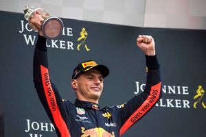 Max Verstappen, Red Bull Racing, troisième, avec son trophée