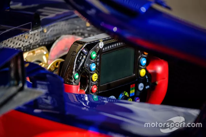 Volante del Scuderia Toro Rosso STR13