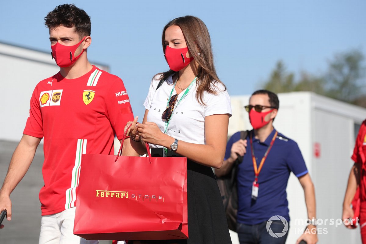 Charles Leclerc, Ferrari, e la sua ragazza Charlotte Sine arrivano in pista