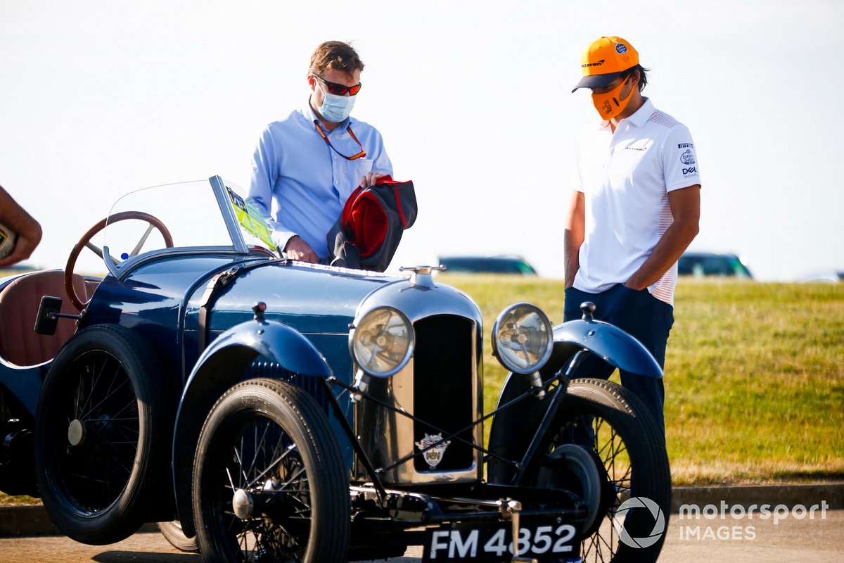 Stuart Pringle, director del circuito de Silverstone y Carlos Sainz Jr., McLaren