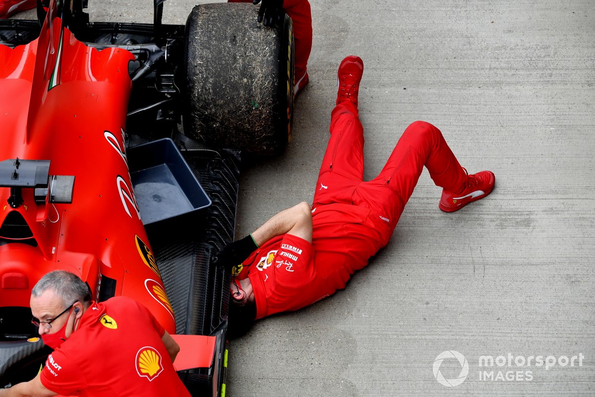 I meccanici della Ferrari con l'auto di Sebastian Vettel, Ferrari SF1000, dopo i problemi tecnici