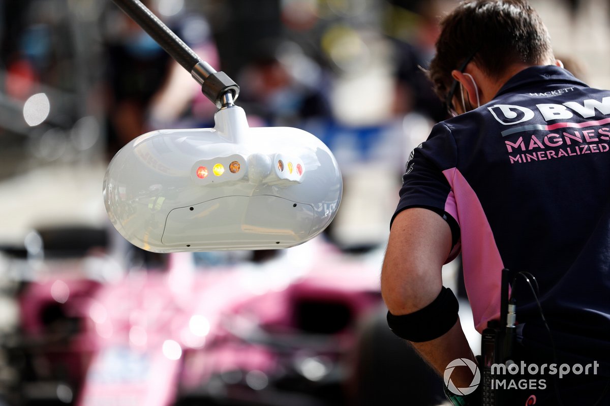 El equipo de Racing Point practica una pit stop con el monoplaza de Nico Hulkenberg Racing Point RP20