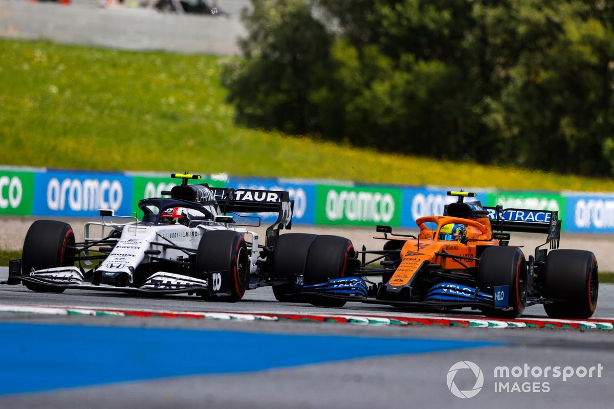 Pierre Gasly, AlphaTauri AT01, precede Lando Norris, McLaren MCL35
