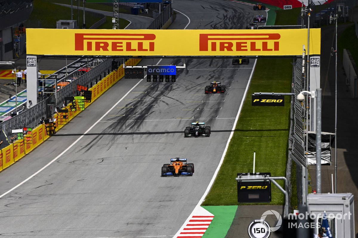 Carlos Sainz Jr., McLaren MCL35, Valtteri Bottas, Mercedes F1 W11 EQ Performance y Alex Albon, Red Bull Racing RB16