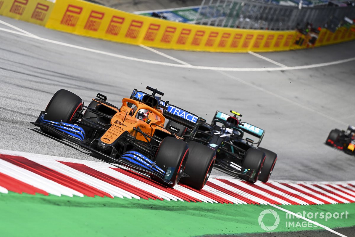 Carlos Sainz Jr., McLaren MCL35, Valtteri Bottas, Mercedes F1 W11 EQ Performance
