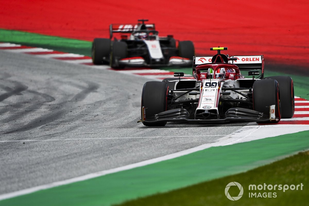 Antonio Giovinazzi, Alfa Romeo Racing C39, leads Romain Grosjean, Haas VF-20