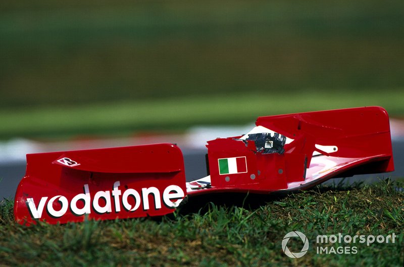 L'aileron avant de la Ferrari de Michael Schumacher, sur le bord de la piste