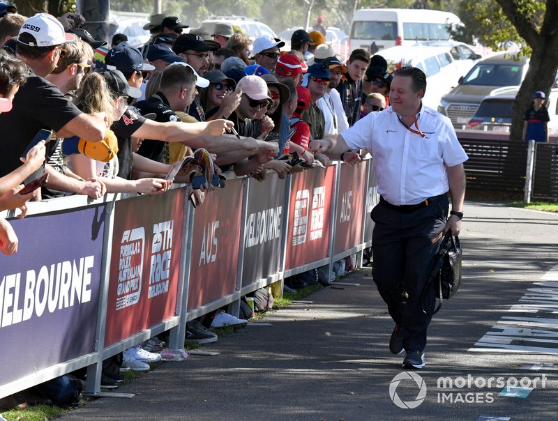 Zak Brown, Executive Director, McLaren firma autografi ai fan