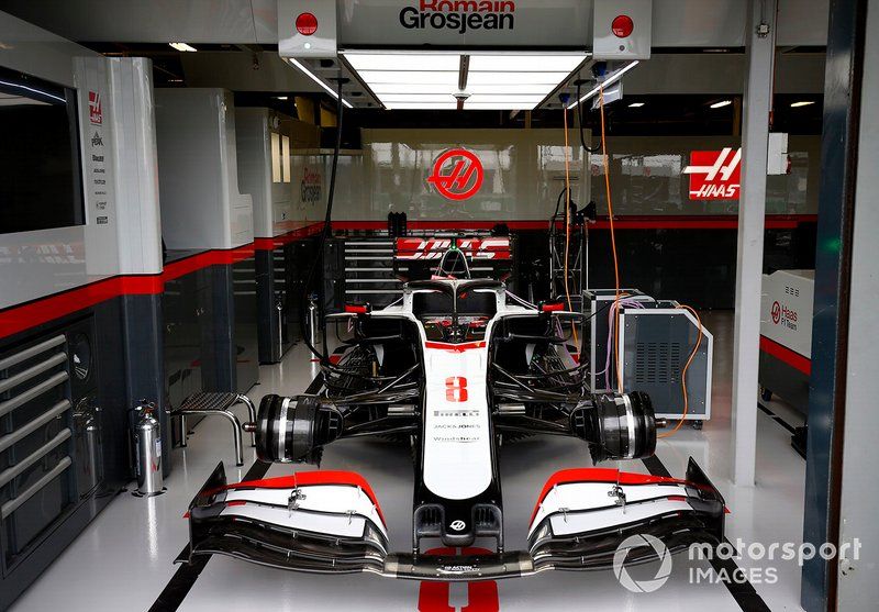 Romain Grosjean's Haas VF-20 en el garage